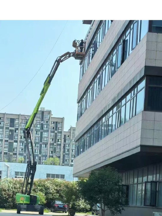 高效安全，灵活便捷——上海昭晨机械设备租赁在嘉定区的16米曲臂车租赁与弱电安装服务解析
